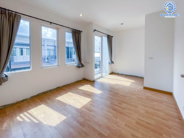 ******ทาวน์เฮ้าส์มือสองย่านนนทบุรี ม.ชวนชื่นทาวน์ กาญจนาฯ-บางใหญ่ เนื้อที่กว้างขวางถึง 21.4 ตร.ว. ฟังก์ชันจัดเต็มถึง 4 ห้องนอน 3 ห้องน้ำ 2 ที่จอดรถ บ้านสภาพดี พร้อมอยู่ บนทำเลยอดเยี่ยม ใกล้เซ็นทรัลเวสต์เกต และทางด่วน "ศรีรัช" ในราคาถูกสุด!